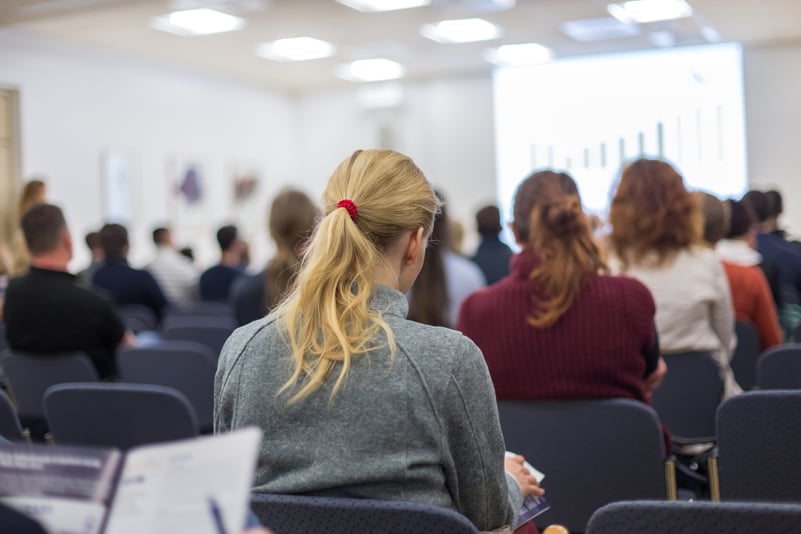 Elevii și studenții care lucrează în timpul studiilor nu vor mai fi taxați cu CASS, iar povara fiscală pe muncă va scădea cu până la 5 puncte procentuale în cazul familiilor cu copii – prevederi în programul de guvernare