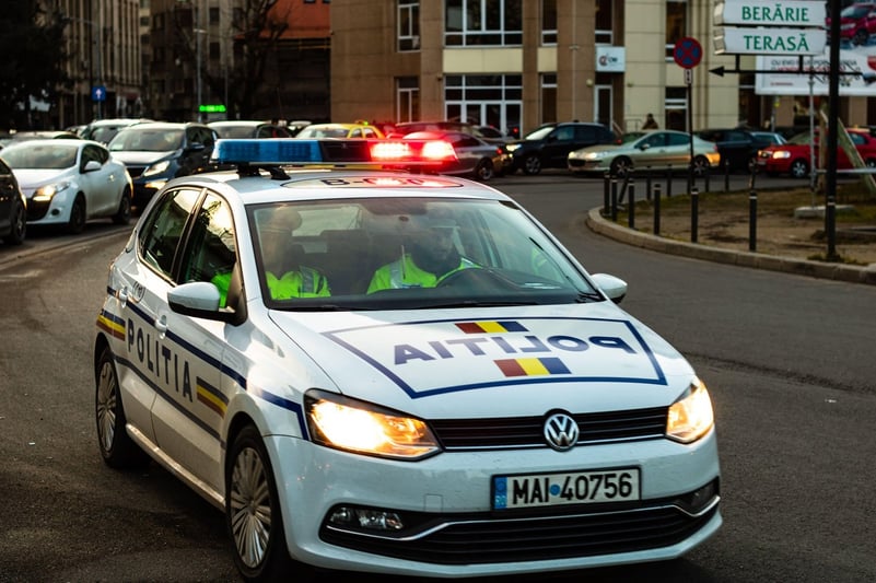 Un tânăr din Argeș a lovit șase oameni cu mașina. Poliția bănuiește că a fost o acțiune intenționată