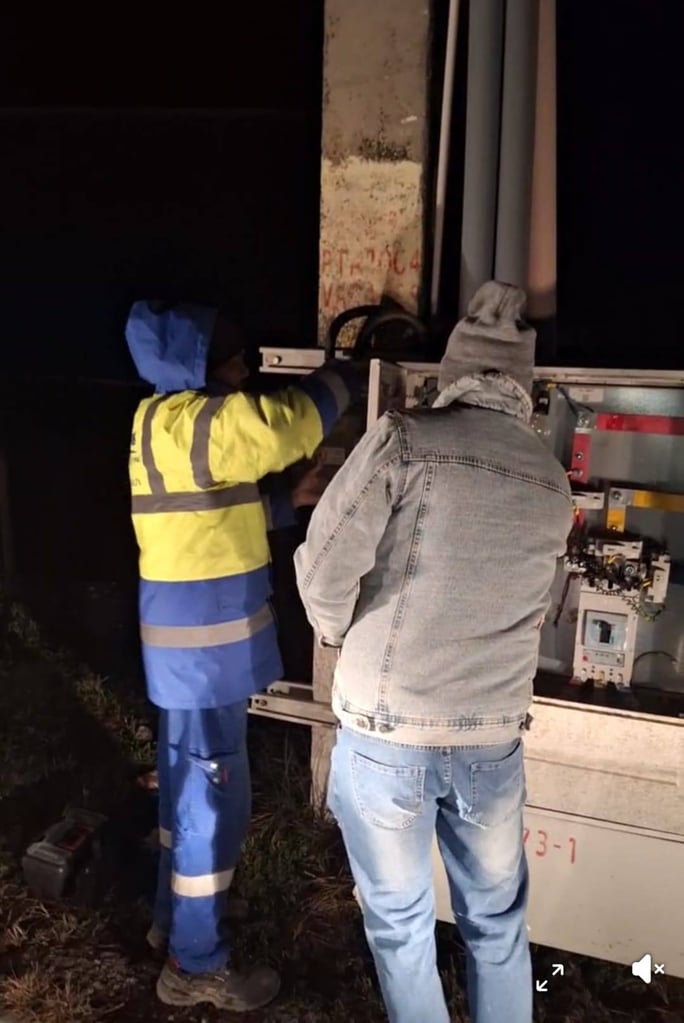 Branșările ilegale lasă satul Văcărești în beznă