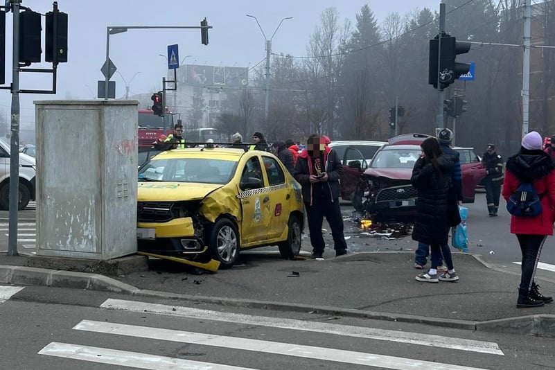 VIDEO | Momentul în care cele 4 mașini se ciocnesc la intrarea în parcarea de la AFI Cotroceni. Doi pietoni se sperie și fug din calea vehiculelor