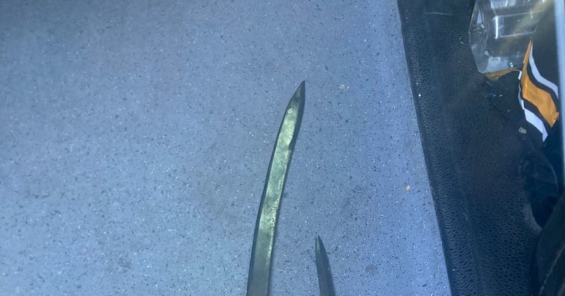 Un bărbat care purta ostentativ o sabie şi un cuţit a fost reţinut în Capitală şi predat poliţiştilor