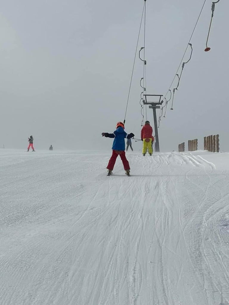 Accident pe Transalpina. Copil aruncat în aer de instalația de schi