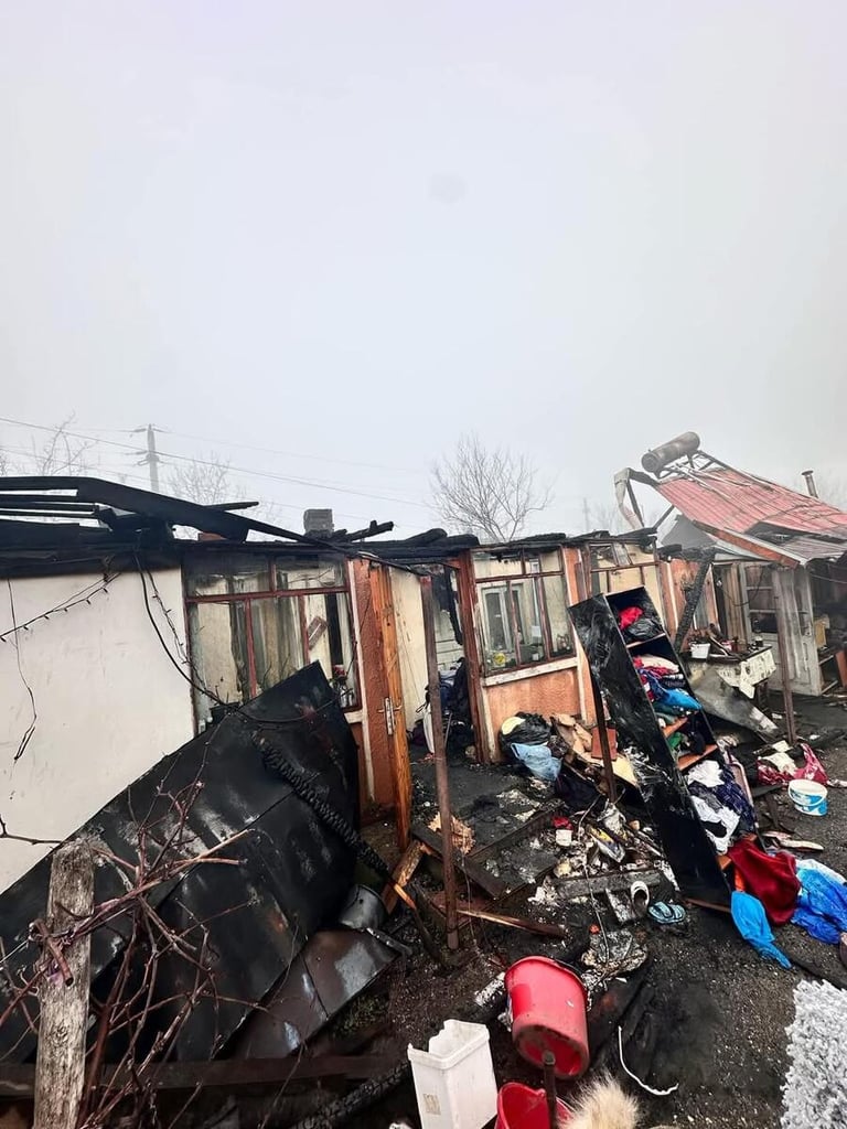 O familie cu doi copii a rămas sub cerul liber