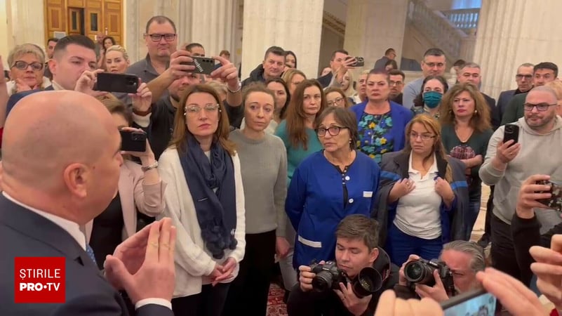 VIDEO. Proteste spontane ale angajaților Senatului, chiar în timp ce erau anunțate concedierile lor. Ilie Bolojan, huiduit