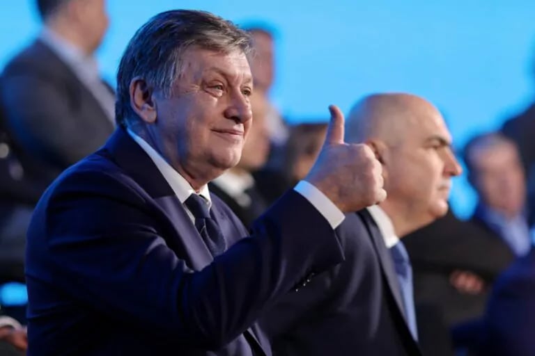 EXCLUSIV Crin Antonescu a avut blocat postul de profesor titular de istorie timp de 24 de ani, la unul dintre cele mai bune licee din Tulcea / Klaus Iohannis și-a blocat postul 17 ani, la Sibiu