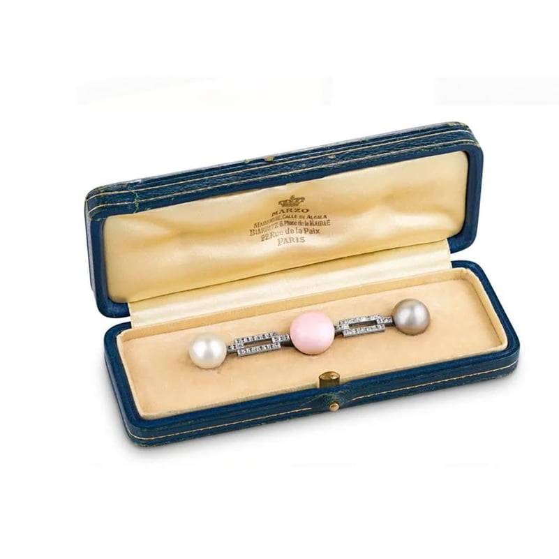 Au fost scoase la vânzare broșe deținute de Regina Maria, Mamie Eisenhower și JFK