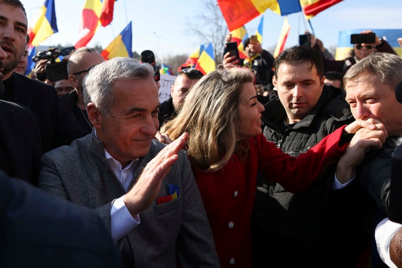VIDEO Circa 3.000 de suporteri ai lui Călin Georgescu și AUR au manifestat în Parcul Tineretului din București. Georgescu, înconjurat permanent de gărzi de corp