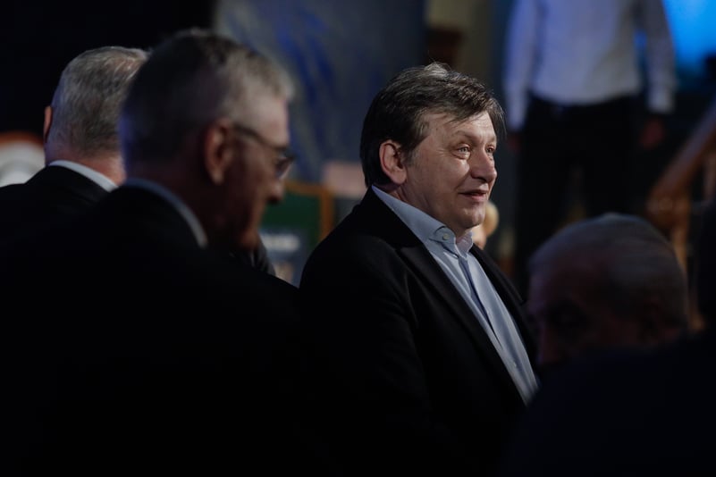 Crin Antonescu rămâne deocamdată candidatul Coaliției de guvernare la alegerile prezidențiale. Urmează să fie făcut un sondaj