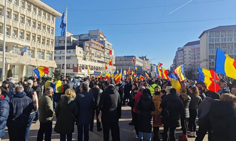 Peste 1.000 de dâmbovițeni au protestat pentru democrație! „Ce vrem noi e și pentru voi!”