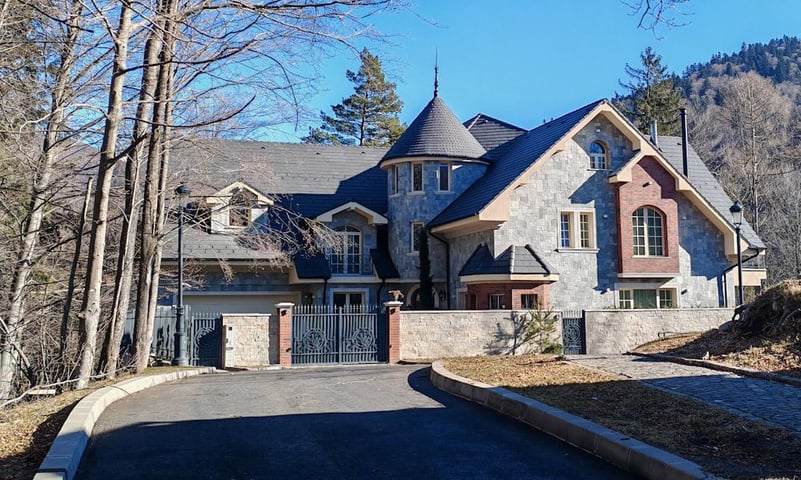 Sinaia: Vila primarului cercetat de DNA a atras zilele acestea turiștii curioși ca un magnet