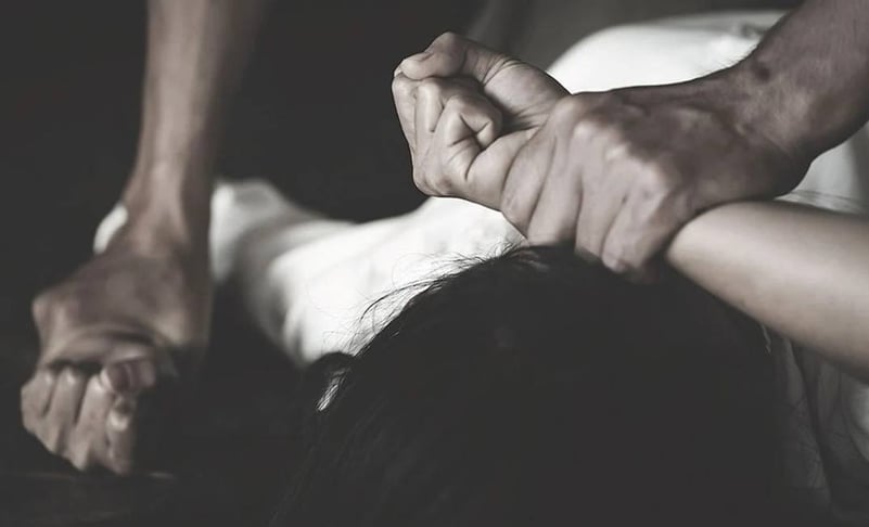 LUNGULEȚU: Tânăr de 20 de ani, reținut de polițiști pentru violarea unei minore!