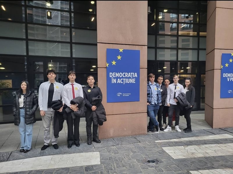 Elevi și profesori ai Liceului „Voievodul Mircea” din Târgoviște, prezenți la Strasbourg, la reuniunea tinerilor europeni, EUROSCOLA