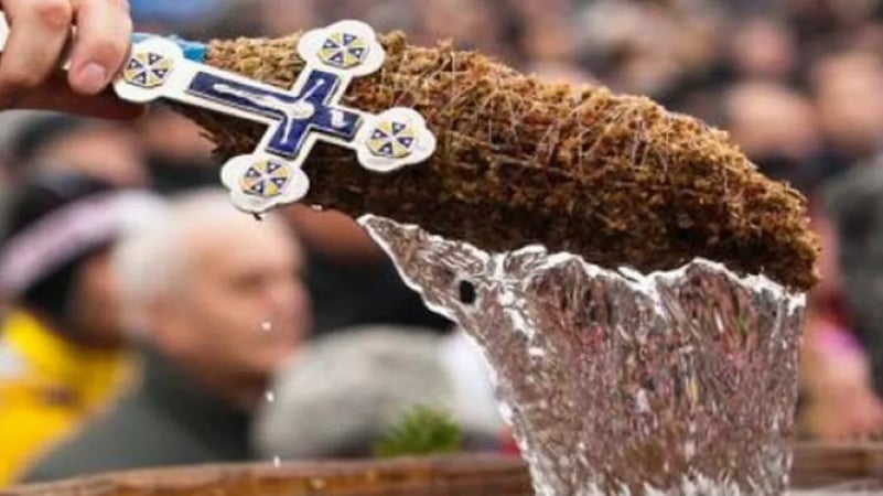 Tradiții și obiceiuri creștine, prilejuite de Bobotează. La ce se foloseaște Aghiasma Mare sfințită, astăzi, de preoți