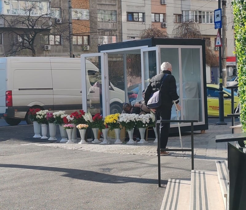 Nu se mai termină dramele din S2! După ce Mihaiu a scos chioșcurile de pe trotuare, Hopincă le pune înapoi. Bucureștean: „Nu cumpără nimeni flori, altceva se vinde acolo”