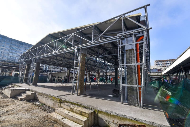 FOTO | Stadiul lucrărilor de la Complexul Veteranilor, piața din S6 mistuită de flăcări acum 4 ani. Are deja acoperiș și urmează să fie montați pereții