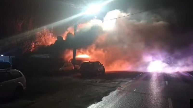 La un pas de o nouă TRAGEDIE! Incendiu violent în CREVEDIA, lângă fosta stație GPL care a explodat! VIDEO