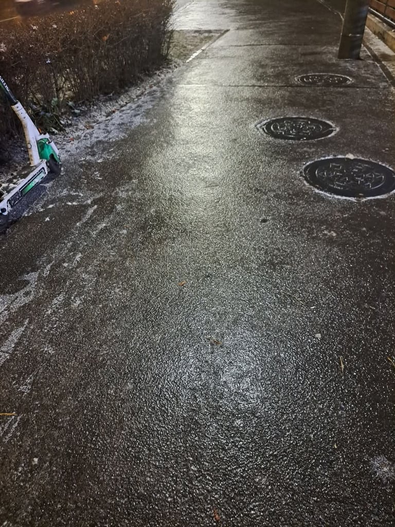 Ploaie înghețată pe carosabil, condiții periculoase pentru șoferi