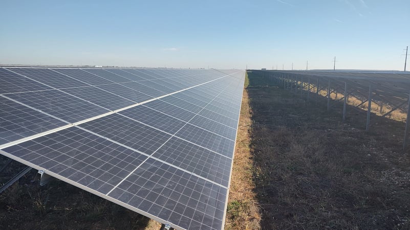 UPDATED Centrale fotovoltaice de 400 MW funcționale stau deconectate de la rețea în condițiile în care România a importat masiv energie electrică în ultimul timp. Ce spune șeful ANRE
