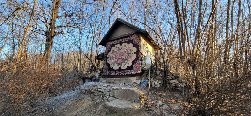 Un bărbat din Glodeni și-a găsit adăpost într-o troiță din pădure