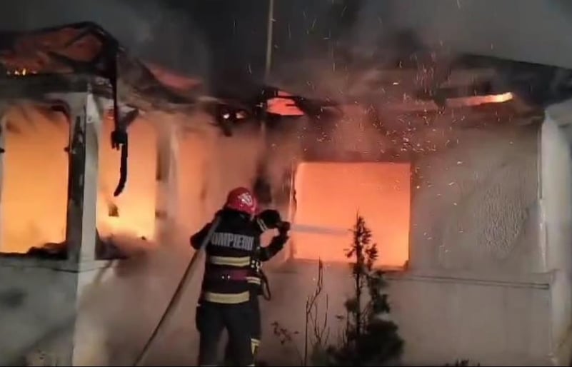 Casă distrusă de flăcări, azi noapte, la Suraia