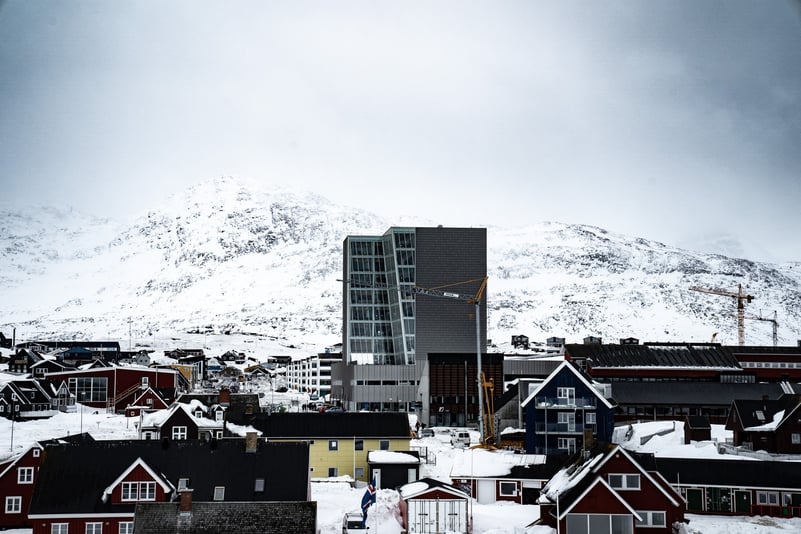 Corespondenţă din Groenlanda: Am venit să vedem cum arată și care e miza locului de unde poate începe noua împărțire a lumii, idee care sperie de la Berlin până la București. Cade „cortina de gheață” peste lume?