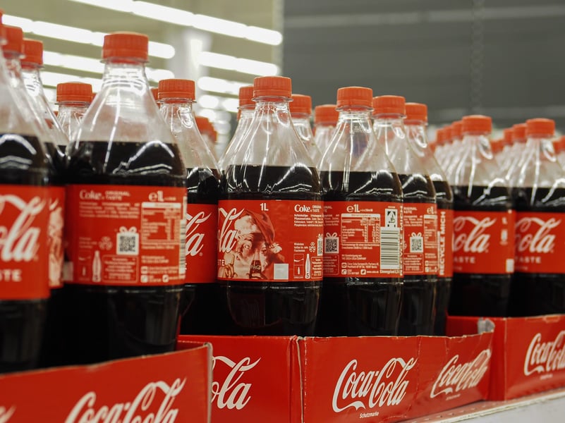 Retragere masivă de sucuri produse de Coca-Cola, în Europa, din cauza unei „cantități considerabile” de clorat