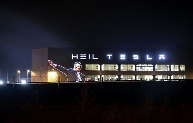 Salutul controversat al lui Musk, proiectat pe fabrica Tesla din Berlin. „Cumpărați o Tesla, susțineți fascismul!”