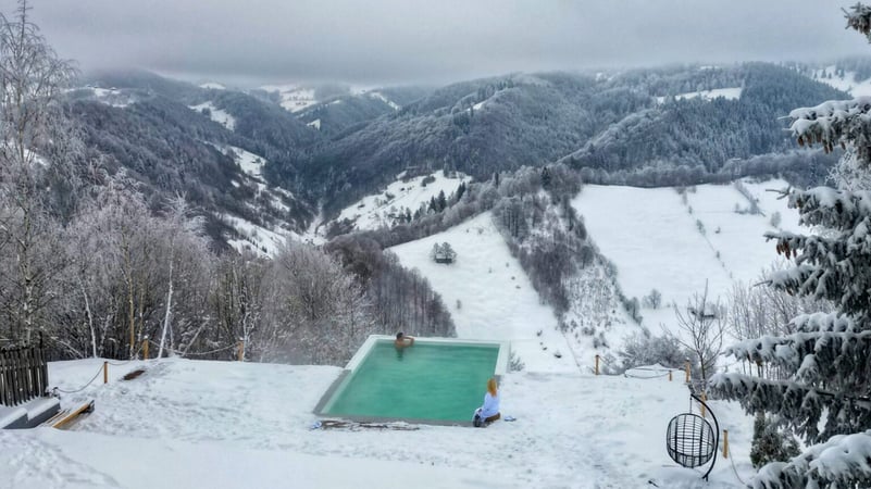 3 pensiuni de la munte, din România, cu piscină exterioară încălzită și iarna