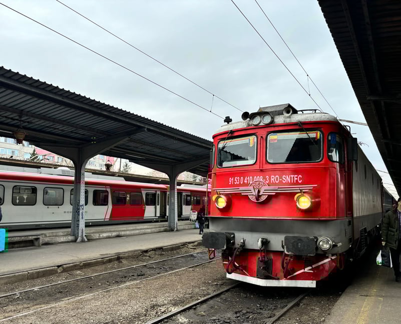 Nostalgie în tren: de la Brașov la București, cu munți frumoși, vagon misterios și perdele vintage