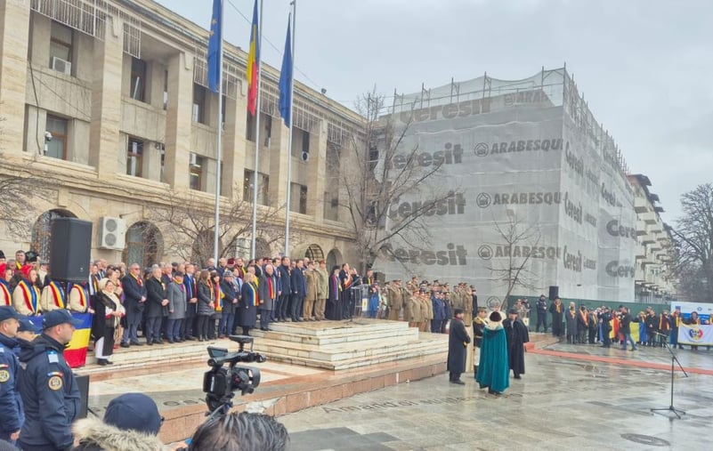 FOTO-VIDEO Huiduieli și la Focșani, de Unirea Principatelor / Oamenii au huiduit la imnul național, la onorul militar, la discursul Arhiepiscopului Ciprian și la parada militară