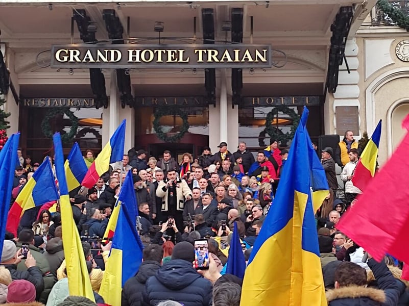 UPDATE Oficialitățile locale, primite cu huiduieli la manifestațiile oficiale din Iași / Aproximativ 3000 de oameni au fost în marș la protestul partidului extremist AUR de ziua Unirii Principatelor