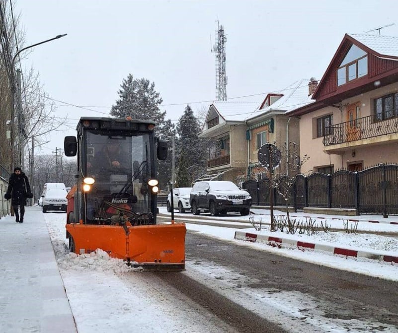 FOTO! Se circulă în condiții de iarnă pe toate drumurile din Adjud