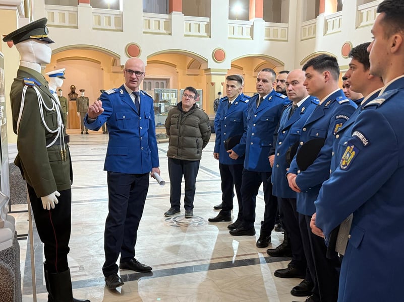 FOTO! Jandarmii vrânceni și elevii jandarmi, prezenți la expoziția „Jandarmeria Română 1850 – 2020”, organizată la Muzeul Vrancei