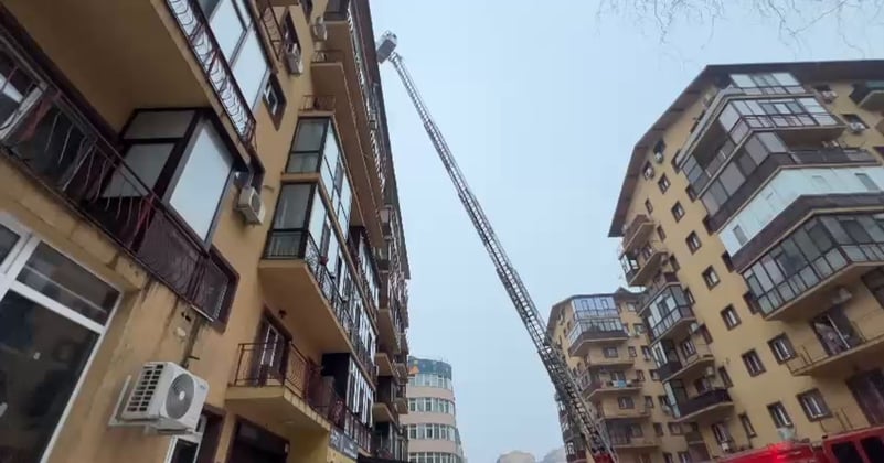 Video
Incendiu într-un bloc de locuințe din Chiajna, Ilfov. Pompierii intervin cu 13 autospeciale