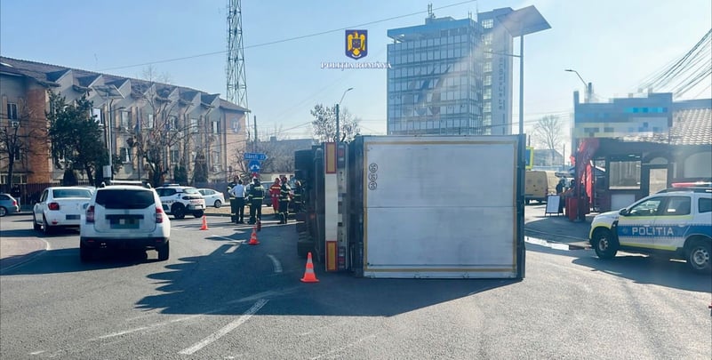 TIR RĂSTURNAT PE ȘOSEAUA GĂEȘTI! TRAFICUL, DAT PESTE CAP ÎN TÂRGOVIȘTE!