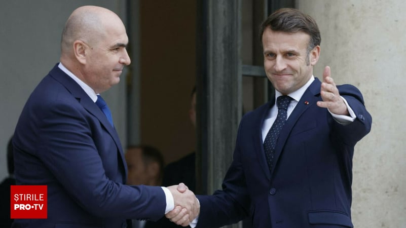 Situație inedită la al doilea summit de la Paris. De ce a fost Bolojan singurul președinte care i-a strâns mâna lui Macron