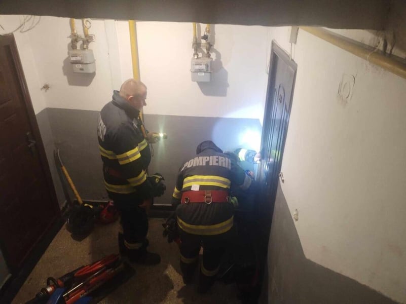 Salvată de pompieri