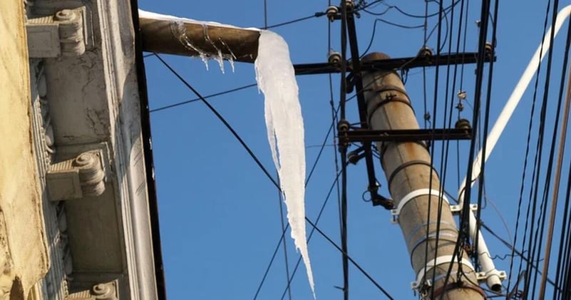 Lăsată fără suflare de o bucată de gheață căzută de pe bloc