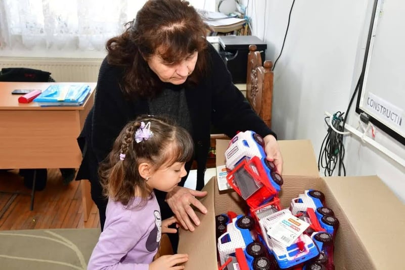 Jucării noi, pentru preșcolarii din Răcari, aduse de echipa Rotary Club Târgoviște