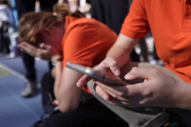 Ministerul Educației cere tuturor inspectorilor școlari și directorilor să verifice dacă sunt respectate regulile legate de telefoane în școli / ROFUIP permite folosirea mobilelor la ore doar cu aprobarea profesorului