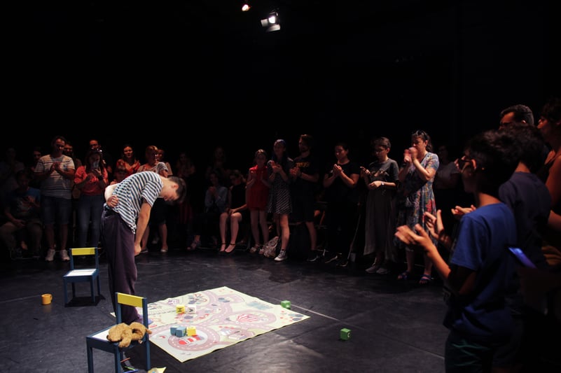 Cafeneaua BdB | 10 ani de teatru atipic în București: „Replika, o capcană artistică pentru problemele comunității”