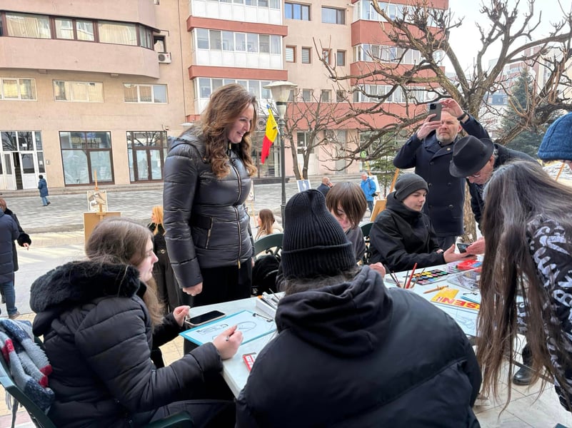 Eveniment cu elevi, la zero grade, în Târgu Jiu, organizat cu ocazia vizitei ministrului Culturii, Natalia Intotero, de Ziua Națională Constantin Brâncuși