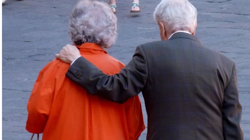 Pensionarii cu venituri mici primesc ajutoare financiare. Ce sume le vor intra pe card