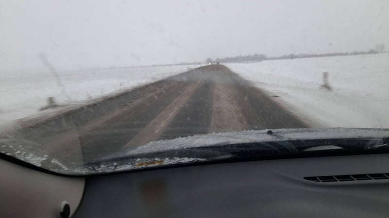 VIDEO! Pe toate drumurile județene și naționale din Vrancea se circulă în condiții de iarnă