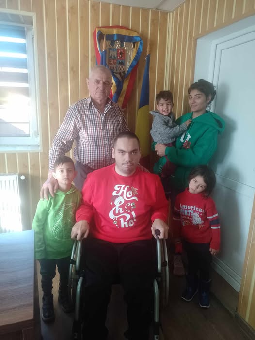 Un tânăr în scaun rulant își donează indemnizația de handicap unei mame singure cu 3 copii