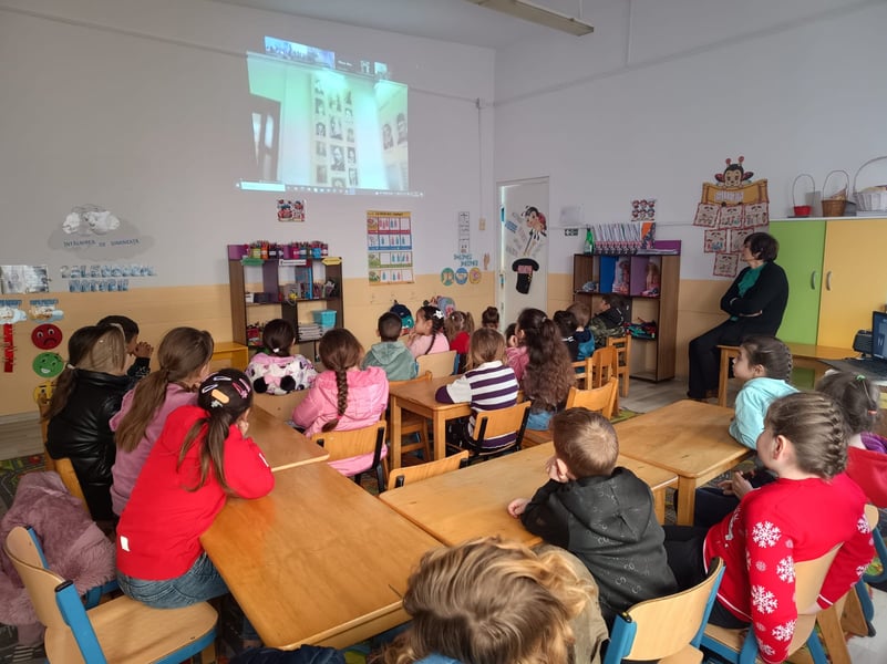 Preșcolari din cinci județe și din București au vizitat online Muzeul „Casa Romanței” din Târgoviște