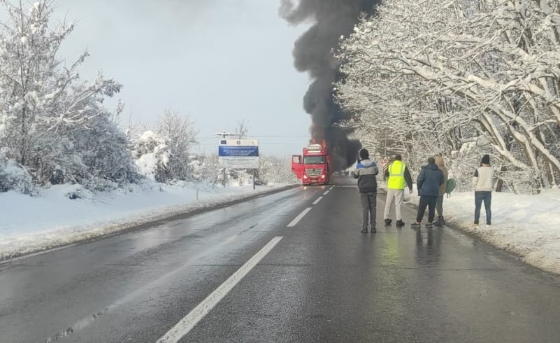 Un autotren încărcat cu autoturisme arde la I.L. Caragiale
