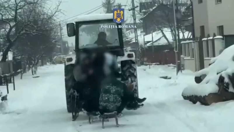 Trăgea cu tractorul mai multe sănii cu copii