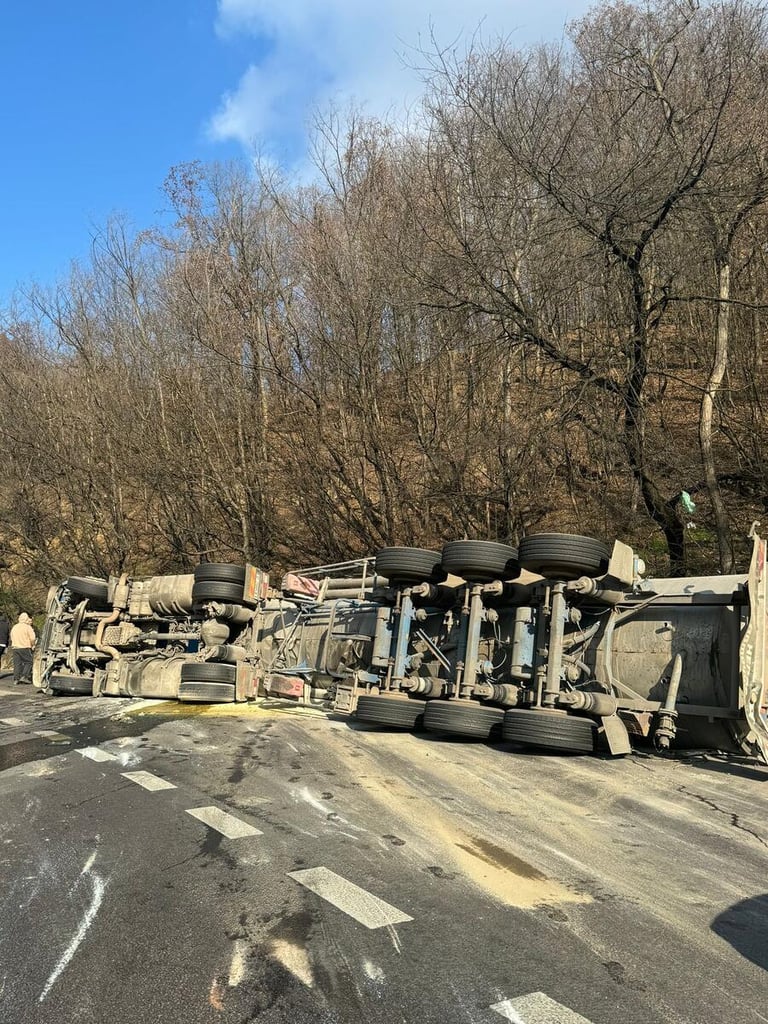 Cisternă răsturnată, trafic blocat