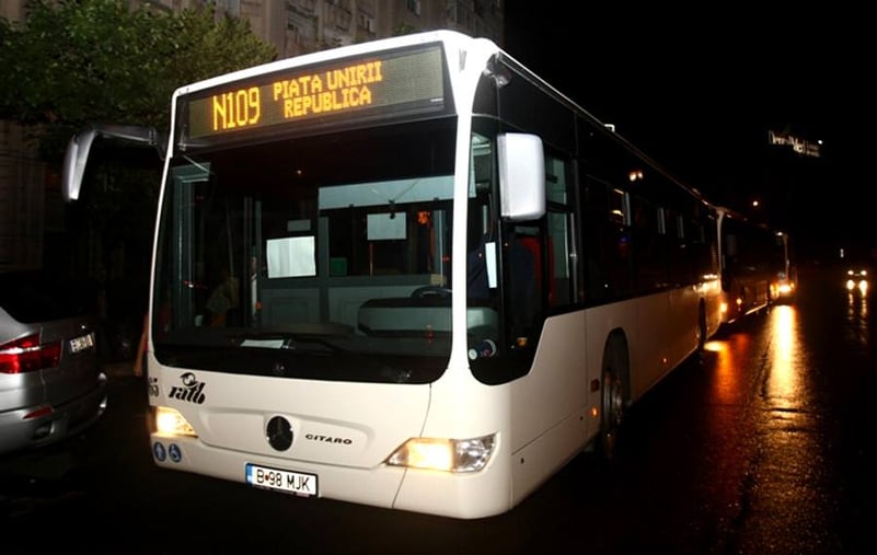 STB sfidează gerul cu o „armadă” de autobuze poluante. Vehiculele Euro 3 și 4 rămân pornite pe timpul nopții, iar cele ecologice sunt trase pe dreapta